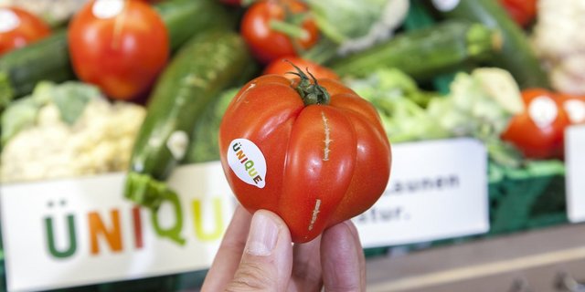 Der Preis für nicht-normgemässes Gemüse, das als «Ünique» verkauft wird, sei Verhandlungssache. Per Definition ist er aber sehr tief, obwohl sich die Mängel auf das Erscheinungsbild beschränken. (Bild Coop)