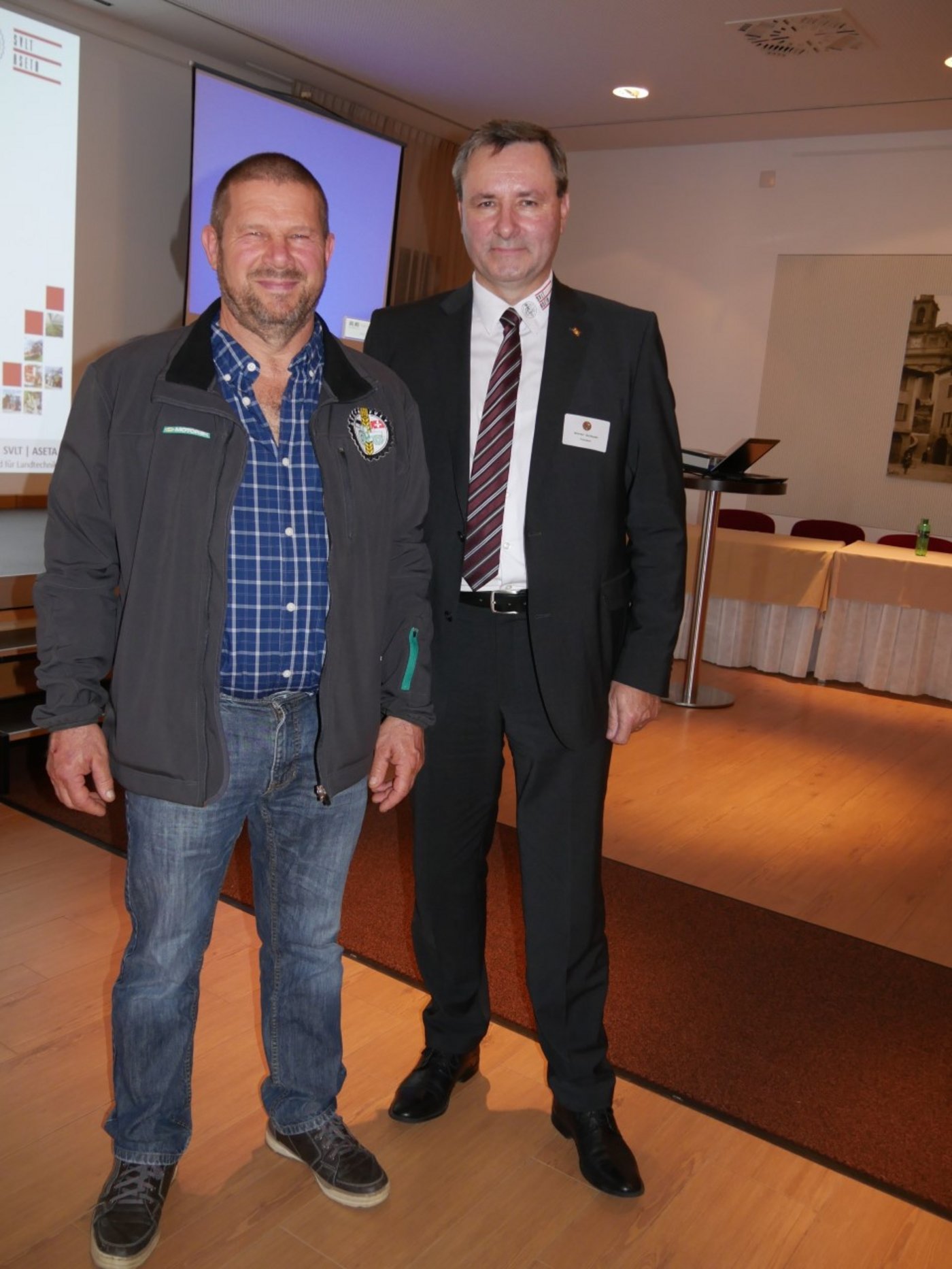 Das	neue Ehrenmitglied Robert Zurkinden (links) und SVLT-Präsident Werner Salzmann. (Bild zVg)