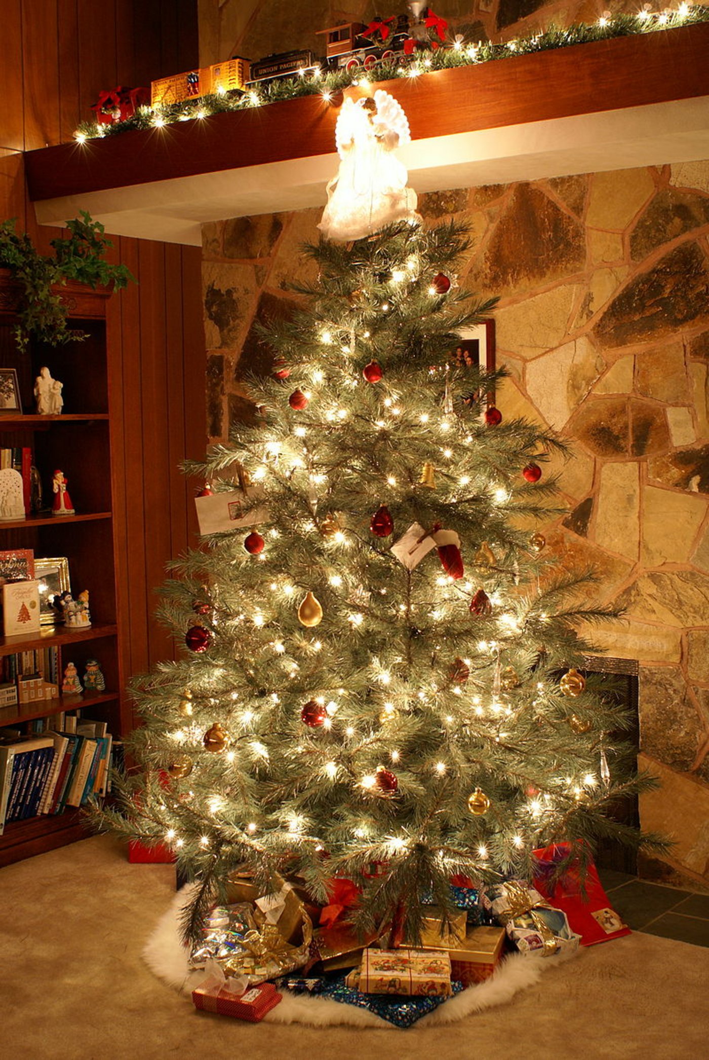 Auch in der Vorweihnachtszeit gibt es zahlreiche Traditionen mit essbarem Festschmuck. Die Schau "Essbarer Christbaumschmuck vom Lebzelter und Zuckerbäcker" widmet sich diesem Thema. (Bild User DR04 on Wikimedia.com) 