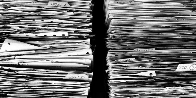 Das Projekt soll helfen, den Papierstapel zu verkleinern. (Bild Pixabay)