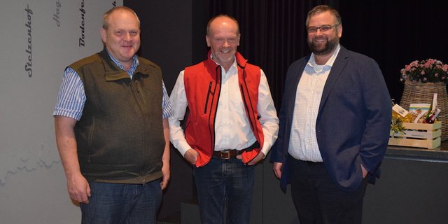 Urs Schär (Mitte) flankiert von Thomas Fuchs (links) und Robert Hess, Stabstelle Recht beim Veterinäramt, an einem Anlass im Januar 2020. (Bild Stefanie Giger)