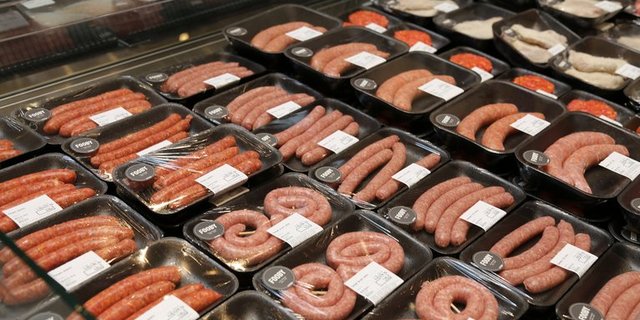 Ob ältere Haushaltsverantwortliche mehr Fleisch kaufen oder teurere Stücke davon, lässt der Marktbericht offen. (Bild lid/mg)
