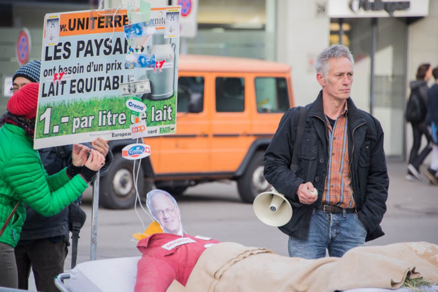 Angefangen hat die Aktion auf dem Waisenhausplatz in Bern. Rudi Berli, Präsident der Uniterre-Sektion Genf, wartet darauf, bis er das Megafon benutzen und etwas zur Milchkrise sagen darf. Derweil wird das «Sterbebett» von Bundesrat Johann Schneider-Ammann vorbereitet. (Bilder hja)