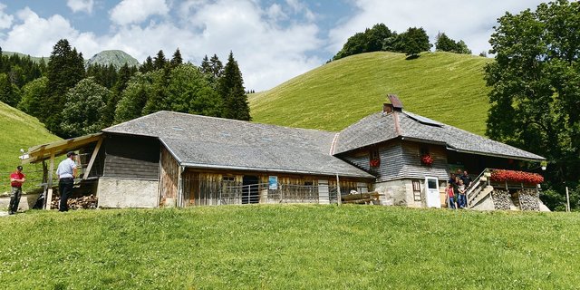 Die stattliche Alphütte «Marais» auf dem Gemeindegebiet von Haut-Intyamon, Sektor Neirivue.(Bild IAG Grangeneuve)