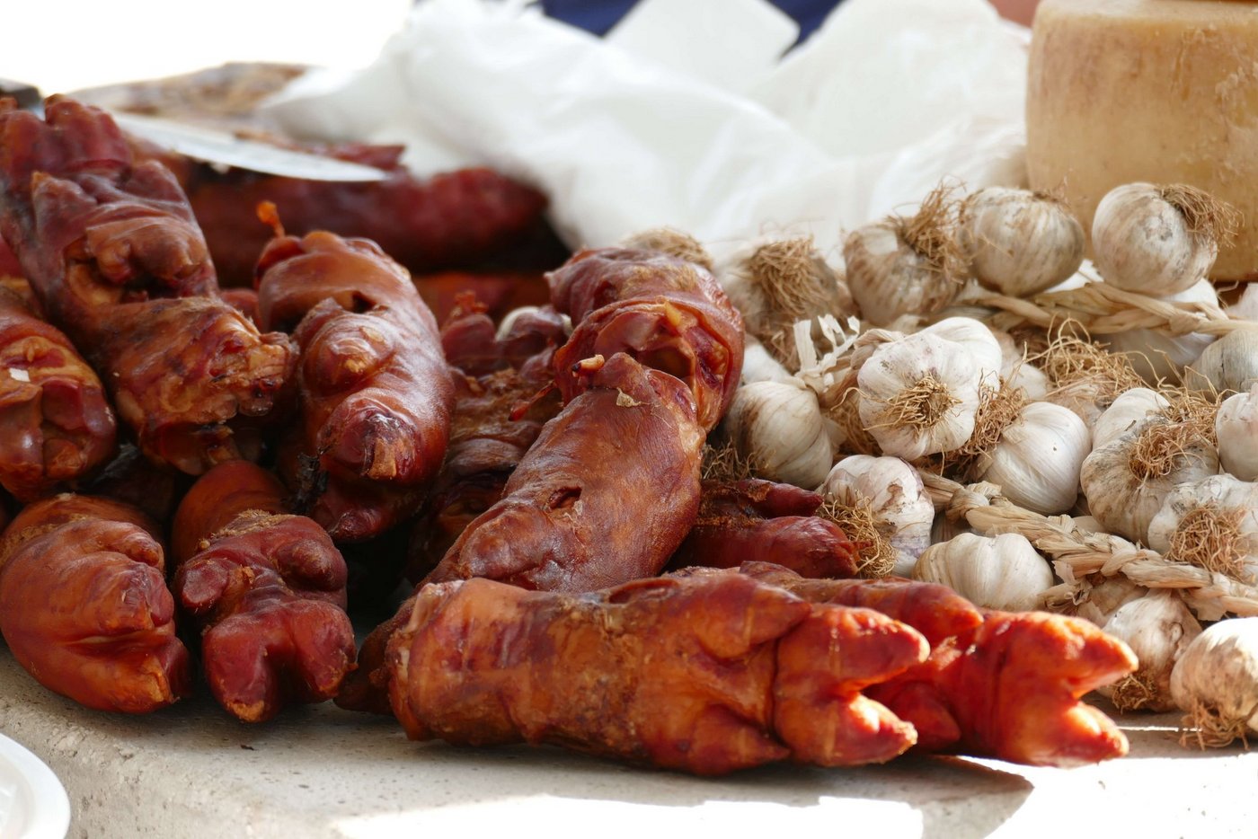 Schweinefüsse werden in der Schweiz nur selten gegessen, aber in China gelten sie als Delikatesse. Neu werden sie in Containern von Oensingen nach China exportiert. (Bild Pixabay)