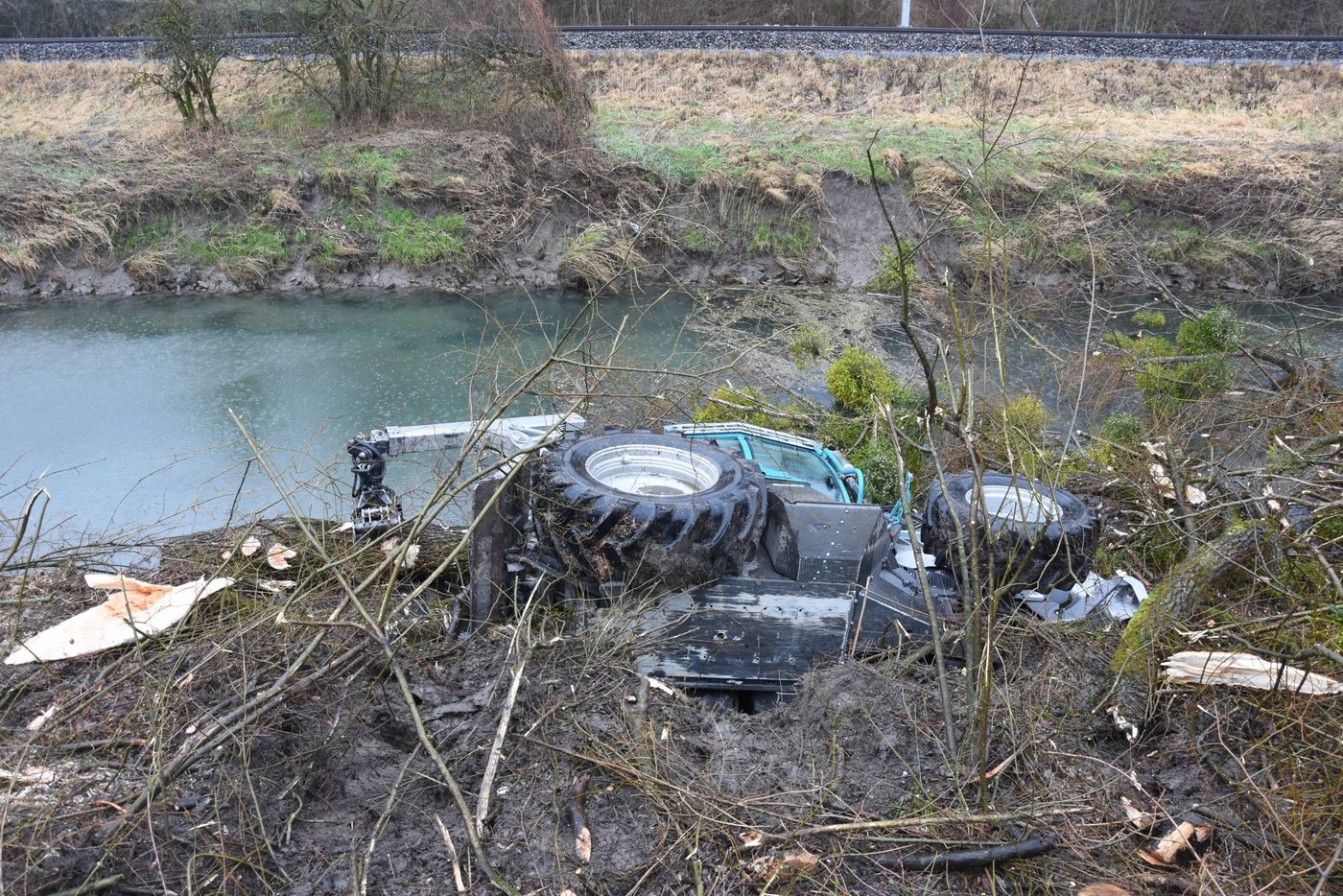Spektakulärer Arbeitsunfall in Sennwald SG: Ein Traktor rutschte in den Binnenkanal. (Bilder Kapo SG)