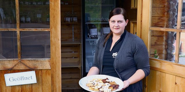 In der Adventszeit sind Daniela Widmers Weihnachtsguetzli gefragt. Sie verkauft sie im Hofladen und an Märkten.