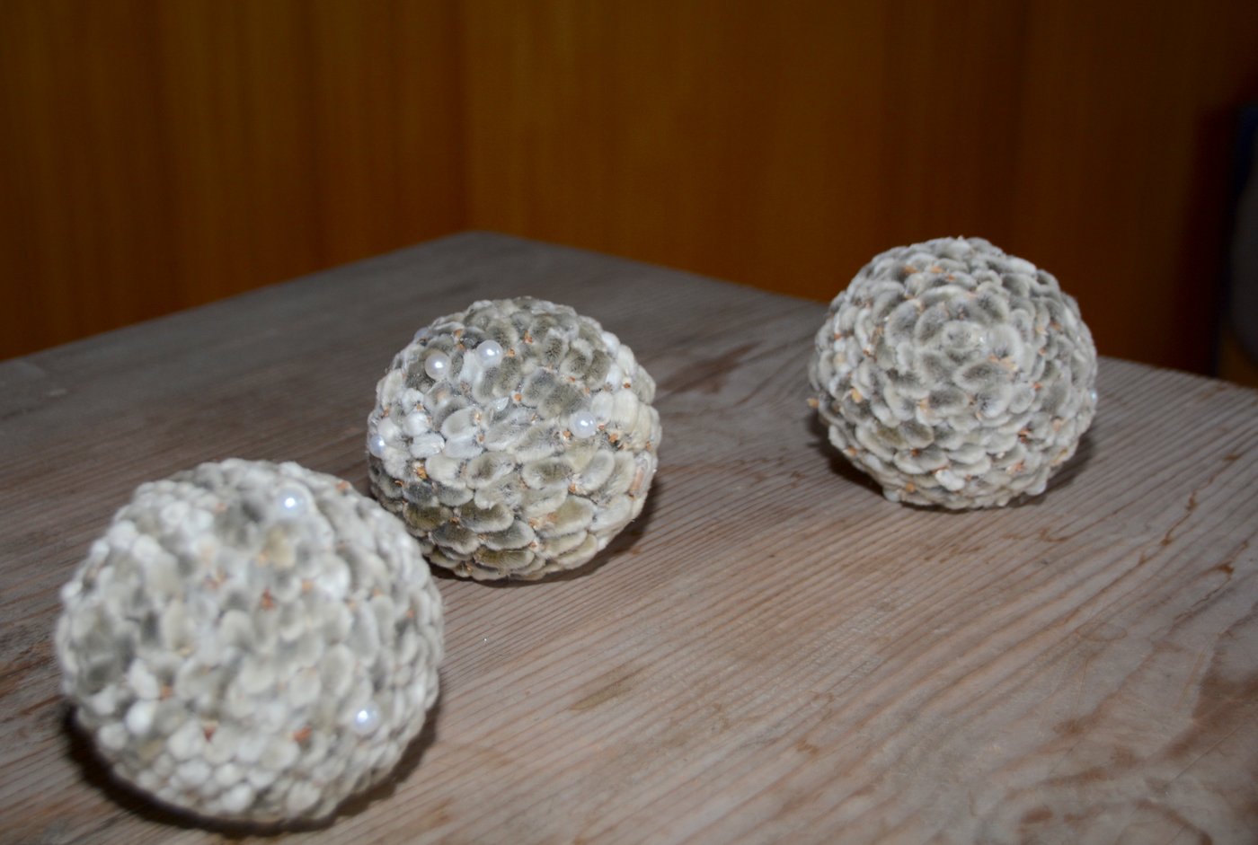 Die "Königs-Kugel", mit Weidenkätzchen beklebt.