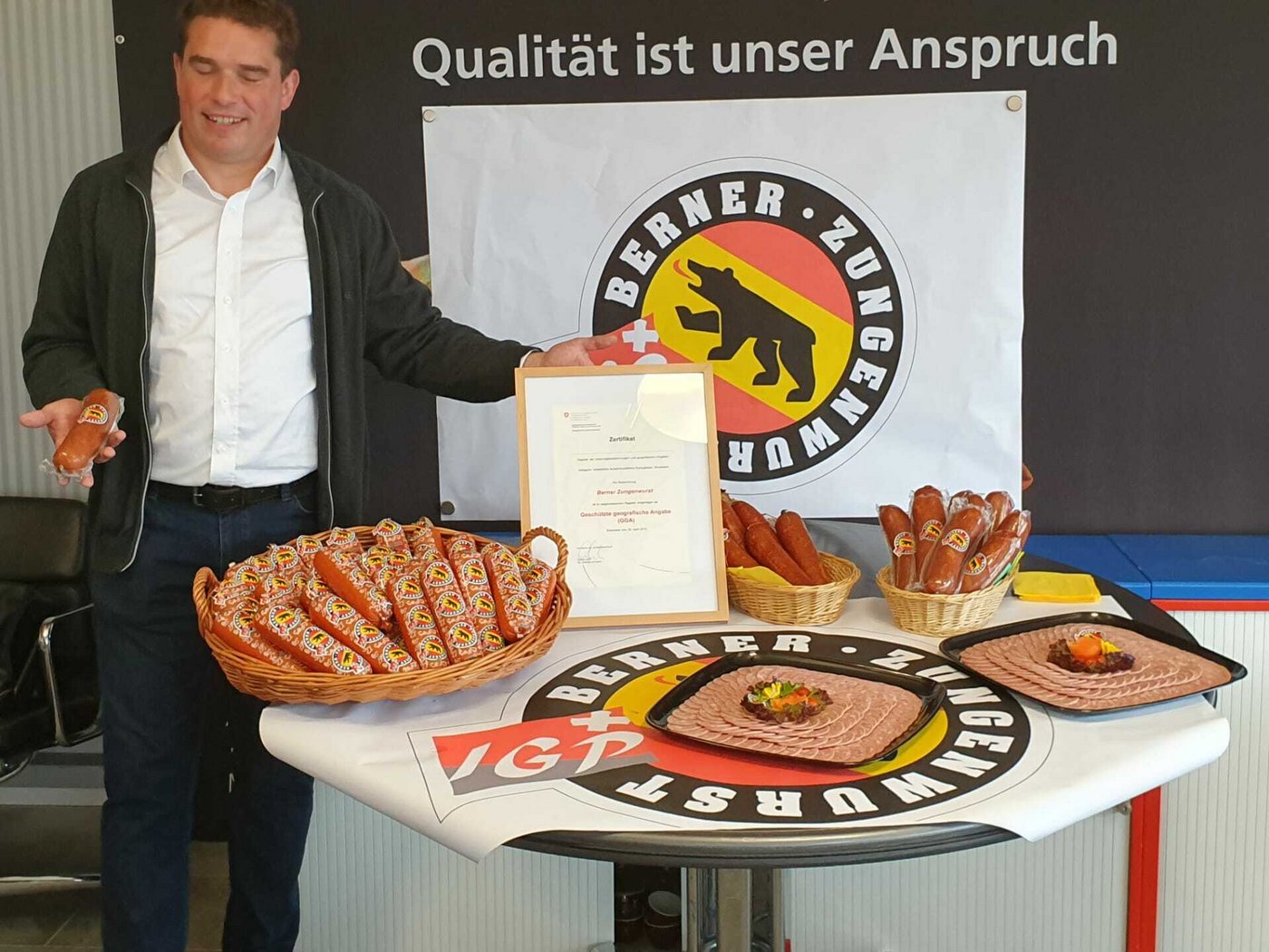Adrian Gygax freut sich über das Zertifikat. (Bild zVg)