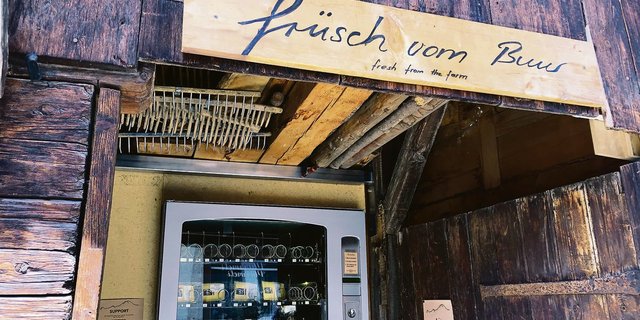 «Früsch vom Buur»: Auch in Tourismusregionen kommt die Direktvermarktung über den Verkaufsautomaten gut an. Kunden aus aller Welt können so mühelos Schweizer Hofprodukte kaufen. (Bild lmc)