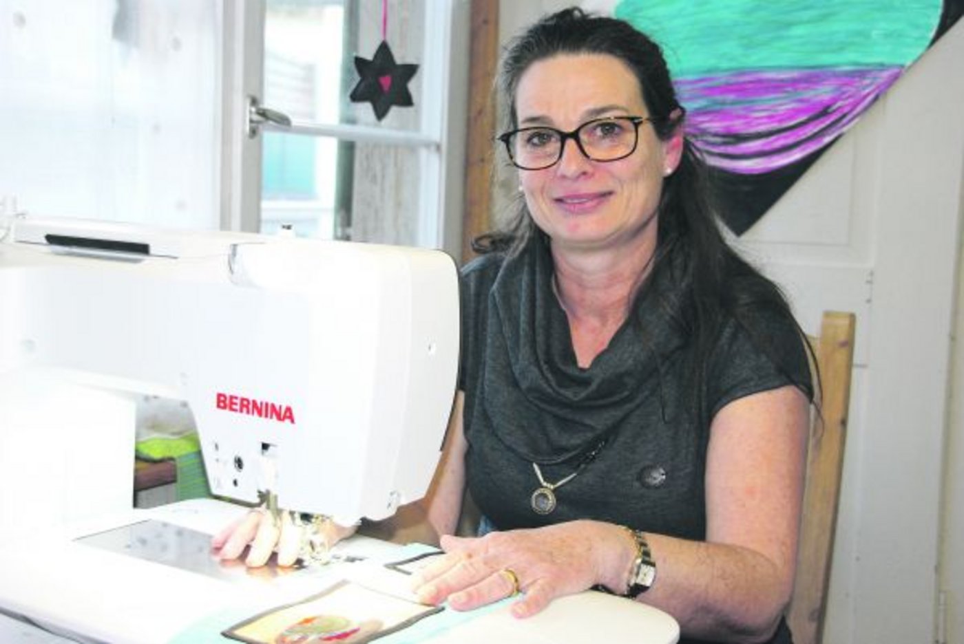 In ruhigen Momenten verzieht sich Denise Halter in ihr kreatives Stübchen und näht ihre Stoffbilder. (Bild Ruth Bossert)