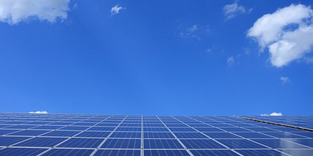Laut der Schweizerischen Energiestiftung SES produzieren sogar Länder mit ähnlichen geografischen Voraussetzungen wie die Schweiz, etwa Österreich (838 kWh, entspricht Rang 10) oder Belgien (821 kWh, Rang 11) mit weniger Sonnenstunden signifikant mehr Strom aus Sonne und Wind. (Bild Pixabay)