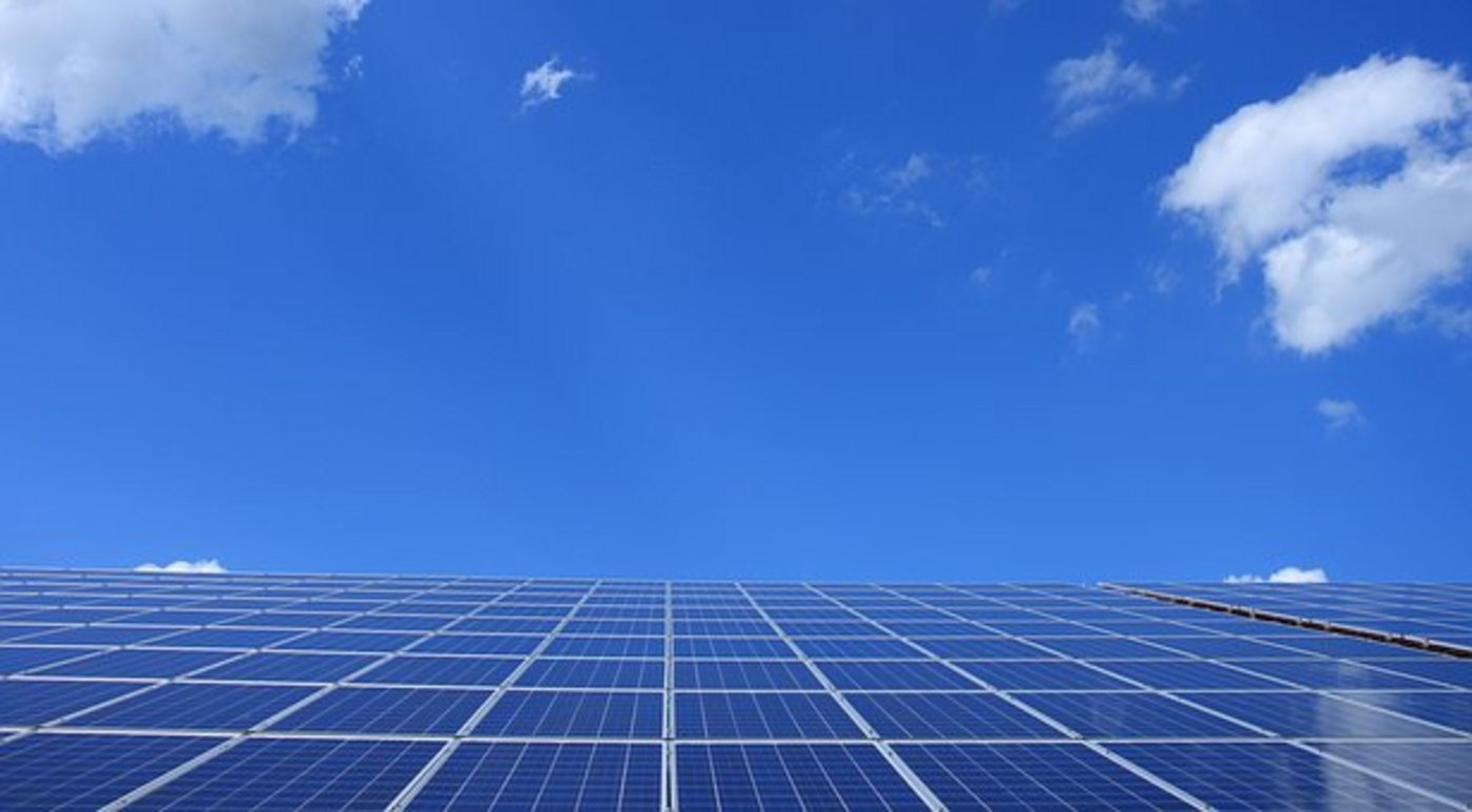 Laut der Schweizerischen Energiestiftung SES produzieren sogar Länder mit ähnlichen geografischen Voraussetzungen wie die Schweiz, etwa Österreich (838 kWh, entspricht Rang 10) oder Belgien (821 kWh, Rang 11) mit weniger Sonnenstunden signifikant mehr Strom aus Sonne und Wind. (Bild Pixabay)