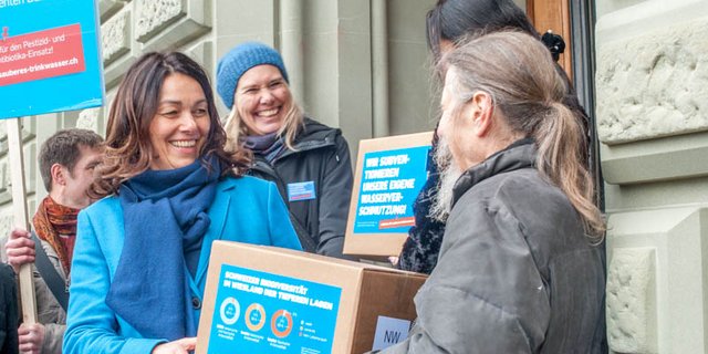 Die Trinkwasser-Initianten um Franziska Herren bei der Einreichung des Volksbegehrens im Dezember 2018. (Bild BauZ)