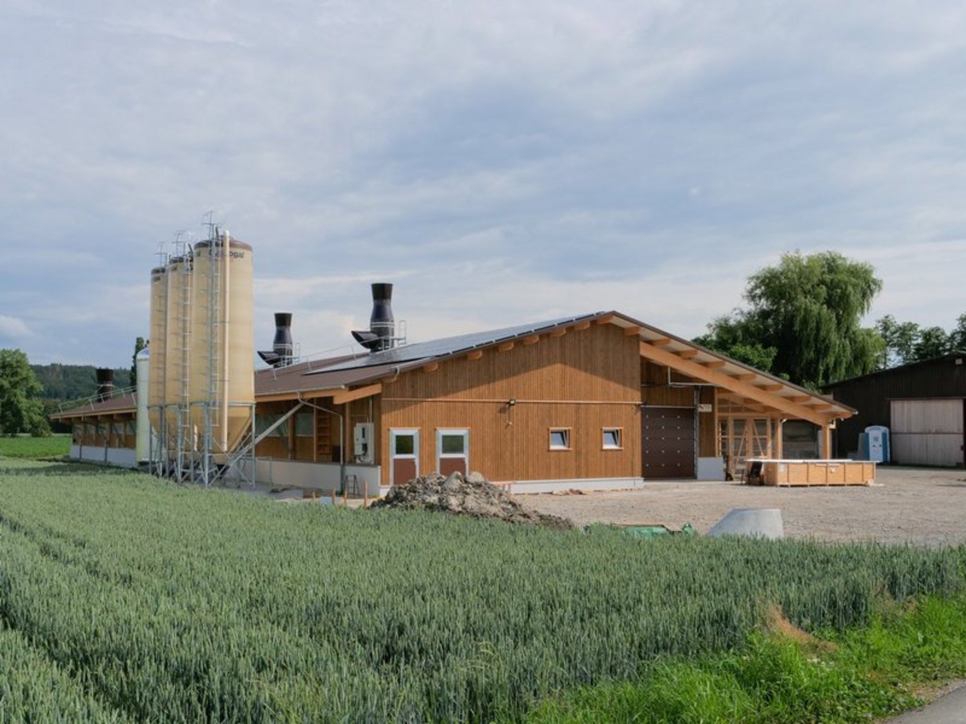 Wenn die Initiative angenommen würde, können bodenunabhängige Bauten ausserhalb der Bauzone nicht mehr so einfach gebaut werden. (Bild Peter Röthlisberger)