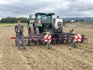 Ressourcenprojekt «Pflopf»: Positive Zwischenbilanz Marius Frei setzt beim Zuckerrübenanbau ein GPS-Lenksystem ein, sowohl für die genaue Pflanzenschutzapplikation wie auch für die mechanische Unkrautbekämpfung. (Bild Alexandra Stückelberger)