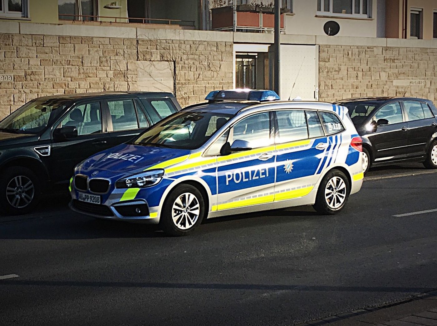 Eine Polizeistreife in Bayern hatte mit einem jungen Querulanten alle Hände voll zu tun. (Symbolbild Allegutennamen)