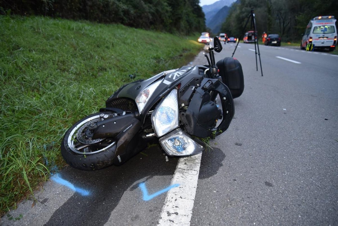 Am Roller entstand Totalschaden. (Bild Kantonspolizei Graubünden)