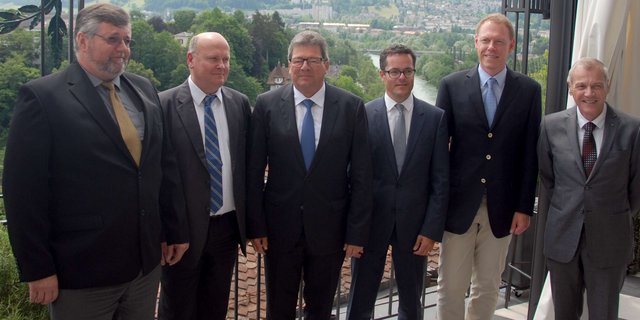 Christoph Holenstein (neu), François Huguenin (neu), Guy Emmenegger (Ehrenpräsident), Lorenz Hirt (Präsident, neu), David Escher (CEO) und Heinz Wälti (neu) (v.l.n.r)
