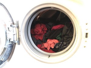 Werden Stallkleider auch beim Waschen mit tiefen Temperaturen sauber? Am nachhaltigesten ist, nur so oft wie nötig zu waschen und die Trommel immer bis maximal eine Handbreite unter den Trommelrand zu füllen. (Symbolbild et)