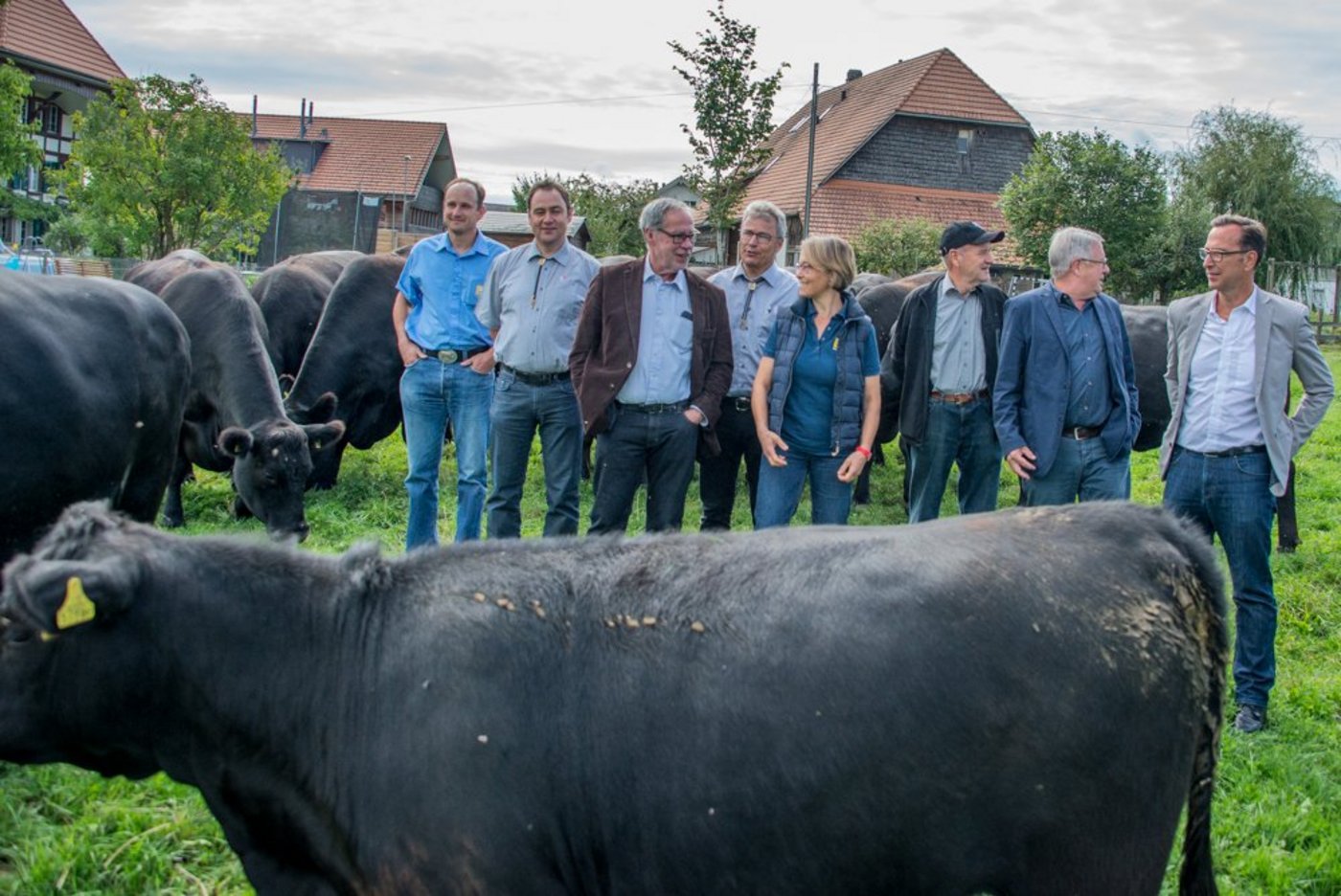 Freuen sich gemeinsam am Erfolg der Mutterkuhhaltung in der Schweiz: Christian Burger (OK-Präsident Beef.ch Bern), Mathias Gerber (Präsident Mutterkuh Schweiz), Alexander Tschäppät (Nationalrat SP/BE und Ehrenpräsident Beef.ch Bern 2017), Urs Vogt (Geschäftsführer Mutterkuh Schweiz), Katharina Dietrich (Betriebsleiterin), Hans Burger (Gründungspräsident Mutterkuh Schweiz), Ivo Wegmann (erster Geschäftsführer Mutterkuh Schweiz) und Roland Frefel (Coop). (Bild hja)