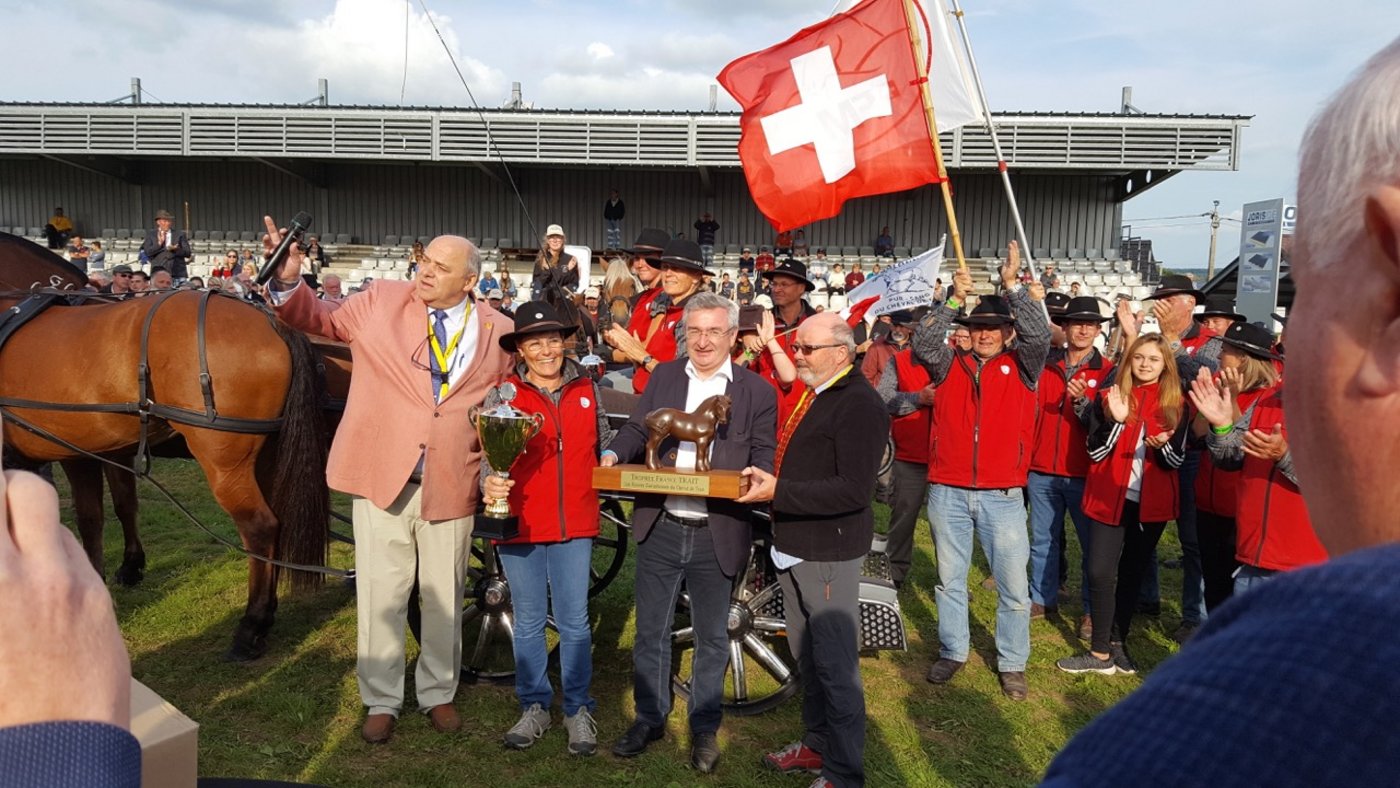Das siegreiche Schweizer Team bei der Rangverkündigung. (Bild zVg)