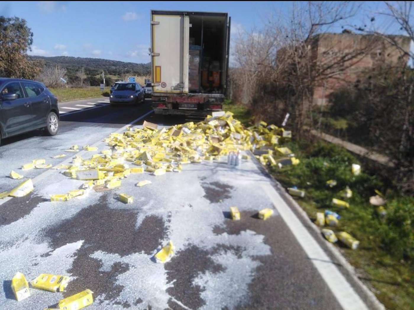 Einige Extremisten gingen zu weit und schütteten Milch aus Milchlastwagen auf die Strassen.