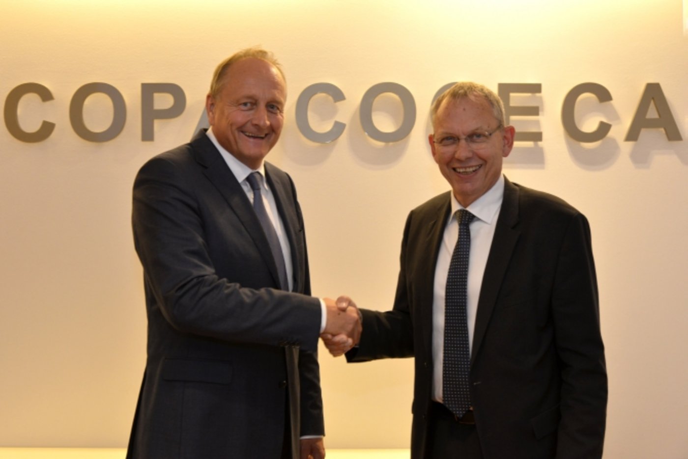 Martin Merrild aus Dänemark gratulierte DBV-Präsident Joachim Rukwied (links) im September 2017 zur Wahl zum europäischen Bauernpräsidenten. (Bild COPA-COGECA)