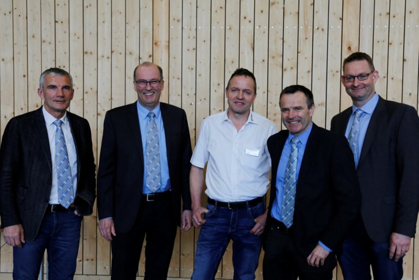 Der Vorstand des St. Galler Bauernverbandes mit Vertretern des Schweizer Bauernverbandes (SBV) an der Delegiertenversammlung in Sargans. (Von links: Andreas Widmer (Geschäftsführer St. Galler BV), Markus Ritter (Präsident SBV), Fredi Mosberger (Vizepräsident St. Galler BV), Urs Schneider (Stv. Direktor SBV), Peter Nüesch (Präsident St. Galler BV)) (Bild lid/mg)
