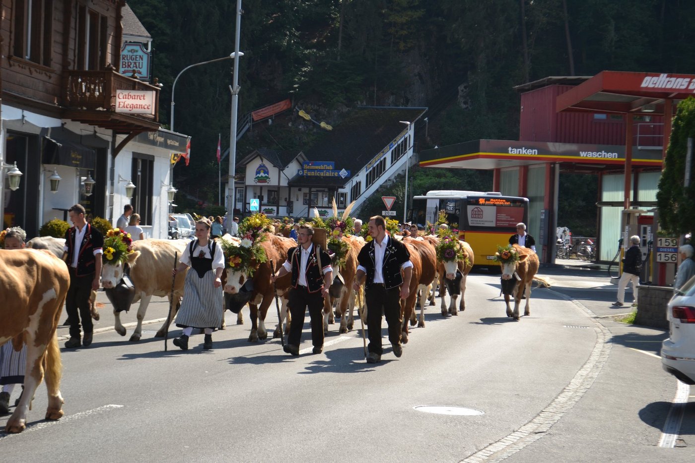 Hühnerhaut pur: Die Alpabfahrt durch Interlaken BE.