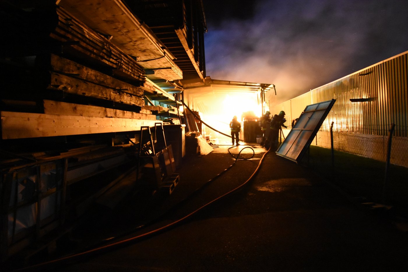 Wegen eines Föhnsturms drohte das Feuer auf weitere Gebäude überzugreifen