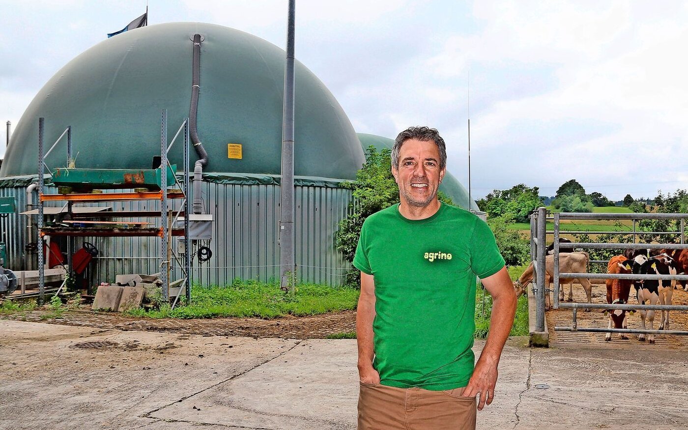 Samuel Imboden vor der Biogasanlage der Betriebsgemeinschaft Agrino im aargauischen Remetschwil. 