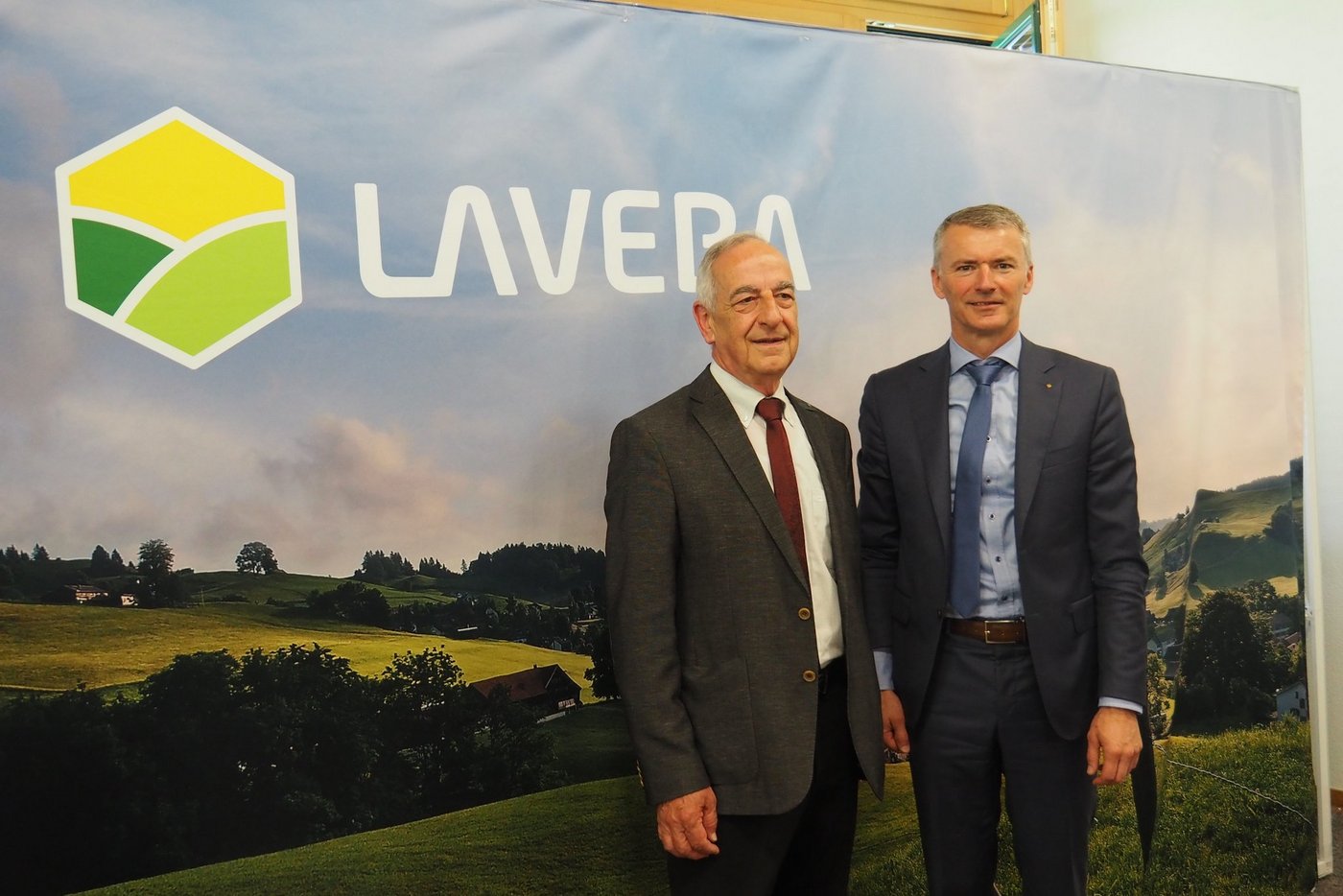 Von «LV-St Gallen» zu «Laveba»: Präsident Paul Egger (links) und Geschäftsführer Peter Bruhin vor dem neuen Logo und dem neuen Schriftzug.(Bild chw) 