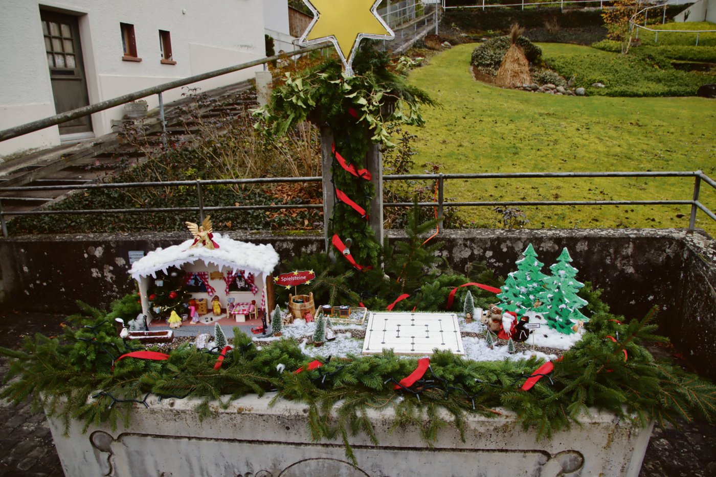 Wer sich auf ein Strategiespiel einlassen will, der kommt an diesem Brunnen mit «Mühlispiel» auf seine Rechnung.