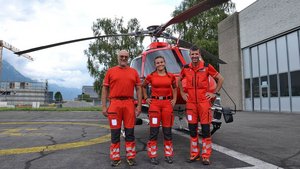 Ein eingespieltes Te Ein eingespieltes Team in Wilderswil: Flughelfer Robi Hurschler und Anna auf der Maur mit Pilot Bruno Bhend (v.l.n.r).