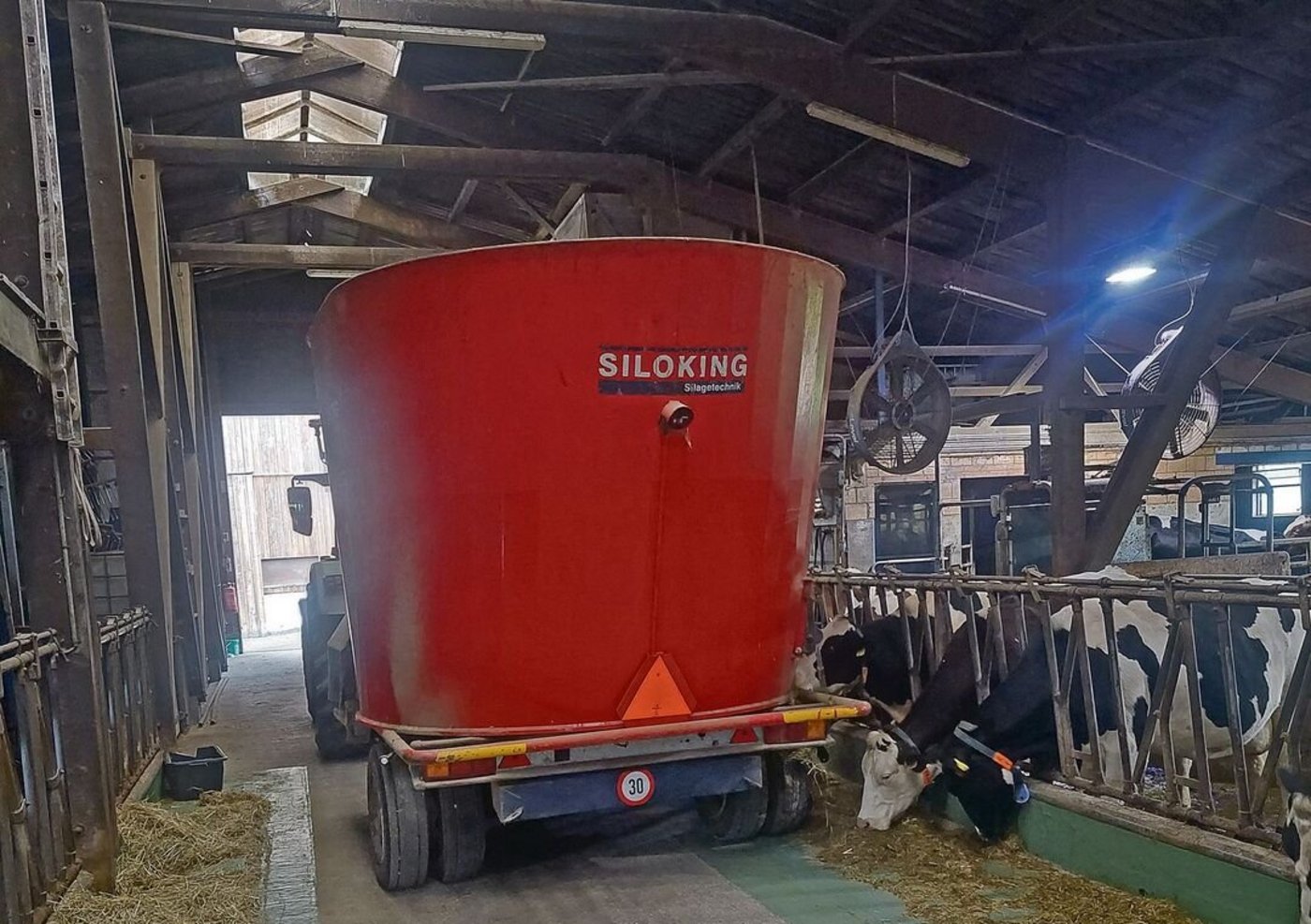 Landwirt Ueli Kuhn hat in seinem Futtermischwagen einen Magneten verbaut, der Metallstücke aus dem Futter fischt.  
