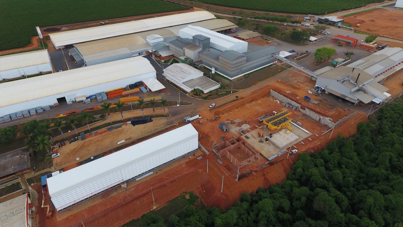 Die Baustelle in Patos de Minas. Im Hintergrund ist die bestehende Produktionsstätte zu sehen. Unten links und in der Mitte des Bildes wächst die neue Anlage. (Bild KWS)