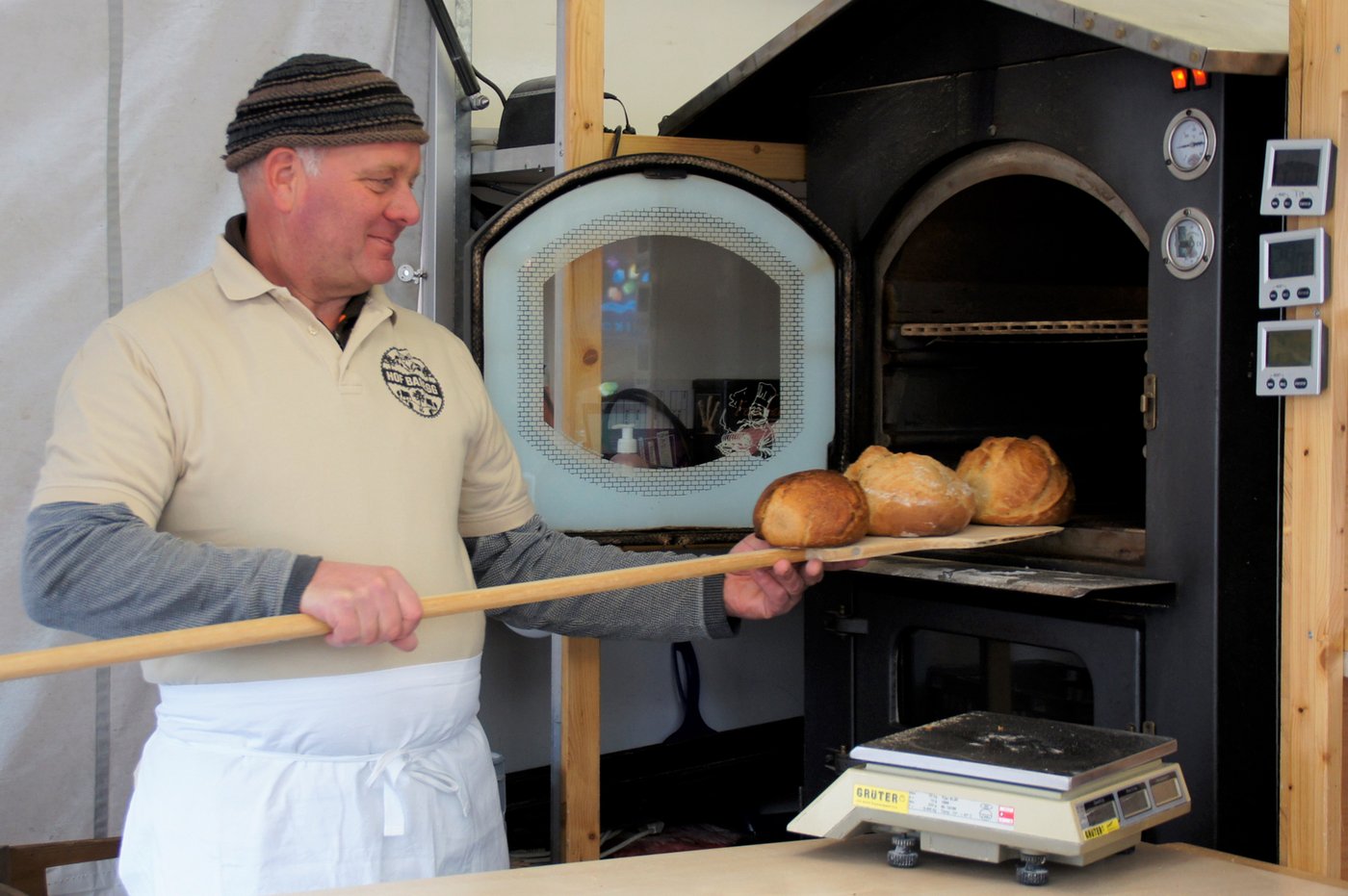 Seit den Anfängen beim Ebenrain-Tag hat sich auf dem Hof Baregg vieles verändert. Noch immer bietet das Paar aber am Markt frisches Holzofenbrot an. (Bilder lid/cn)