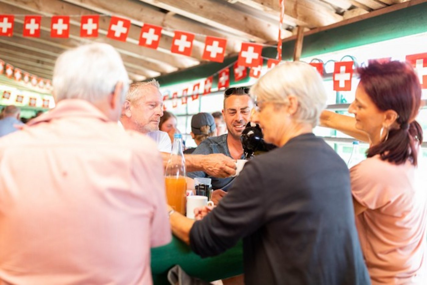 Auf dem Zebuhof in Lauerz SZ herrschte heute Morgen am 1. August-Brunch geselliges Plaudern, das durch Köstlichkeiten befeuert wurde. (Bild lid)