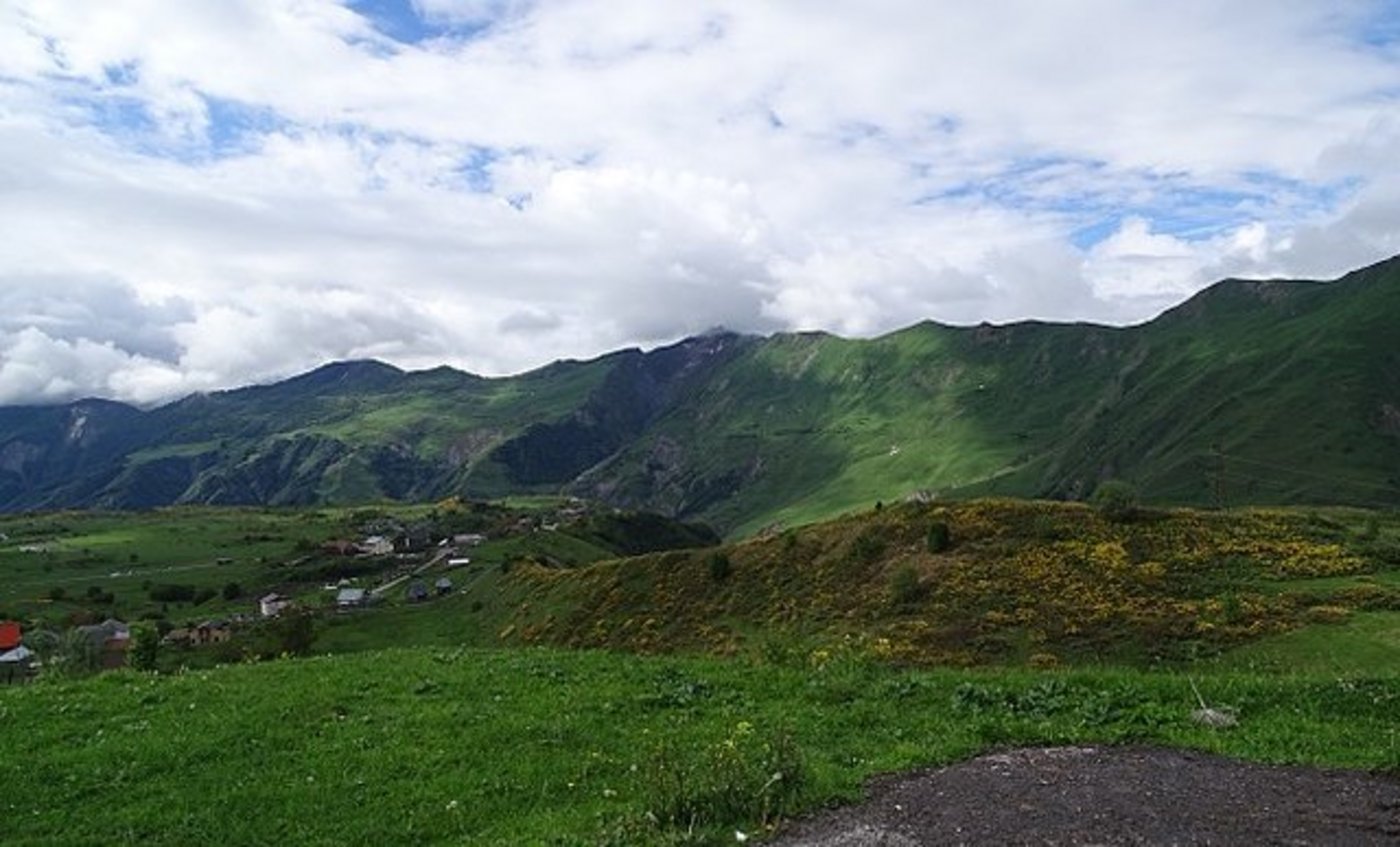 Gudauri im Frühsommer: In Gebiet des Chadatal soll das Verbrechen begannen worden sein. (Bild Wikimedia)
