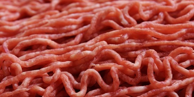 Hackfleisch, Bratwurst und Cervelat waren im April im Detailhandel sehr gefragt. (Bild Pixabay)