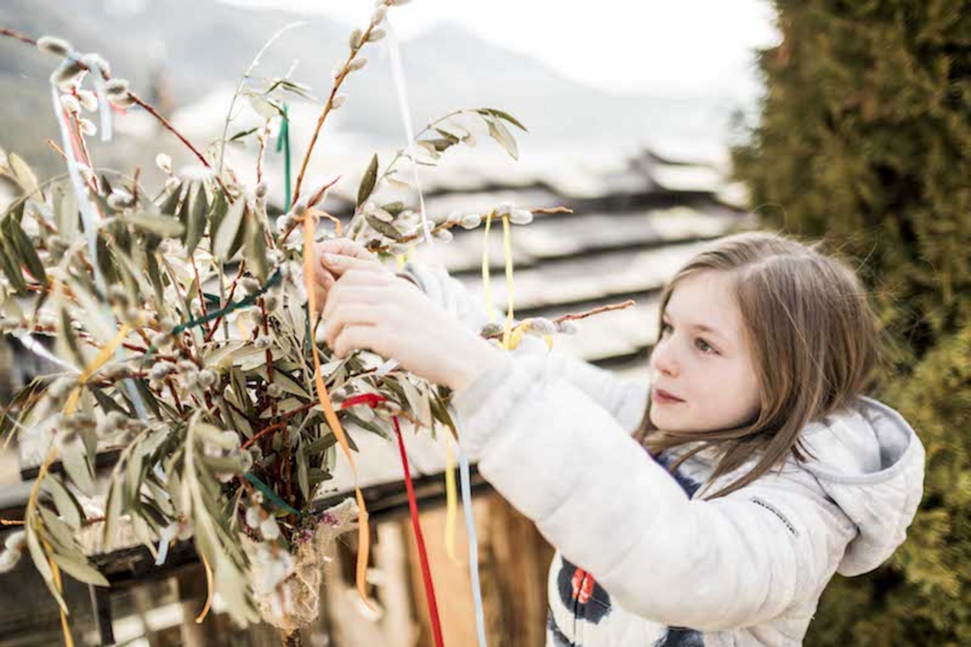Palmbuschn binden: Ölzweige, Palmkätzchen und bunte Bänder sowie Geschick und Freude – mehr braucht es nicht. (Bild zVg)