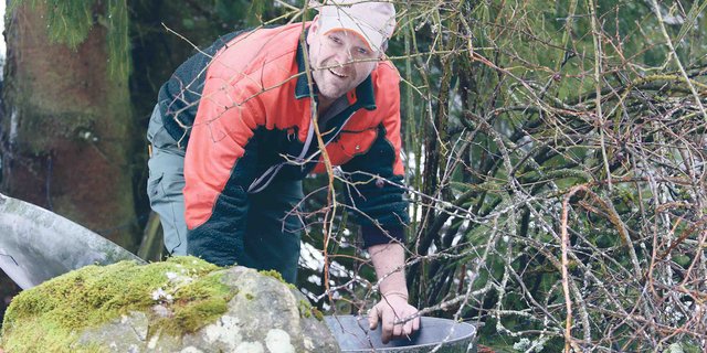 Fritz Oberli schaut ins Reservoir. Während zwei Wochen musste er Wasser hierher führen. (Bilder Simone Barth)