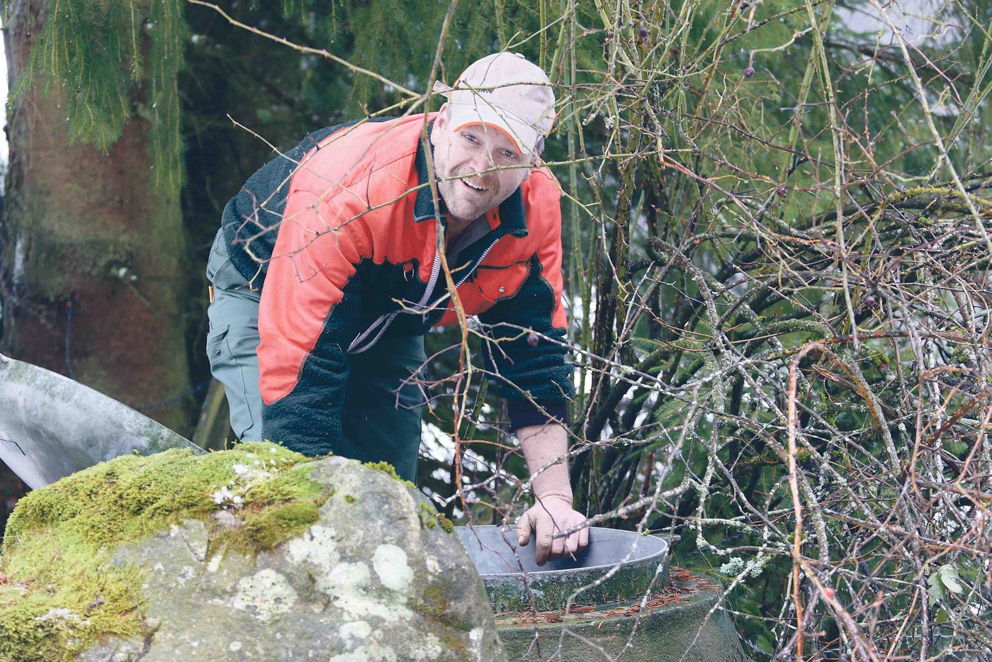 Fritz Oberli schaut ins Reservoir. Während zwei Wochen musste er Wasser hierher führen. (Bilder Simone Barth)