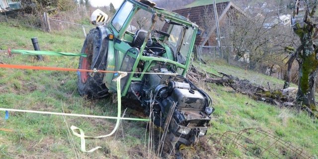 Der beschädigte Traktor musste durch ein Abschleppunternehmen geborgen werden. (Bilder Polizei BL)