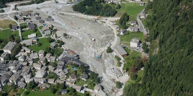 Am 23. August 2017 stürzten 3.1 Mio. Kubikmeter Material vom Pizzo Cengalo hinab ins Val Bondasca. (VBS swisstopo Flugdienst)