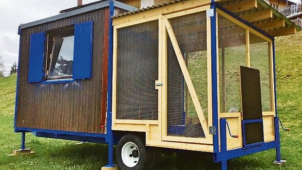 Familie Stgier hat sich einen mobilen Hühnerstall gebaut. So lässt sich  dieser dorthin transportieren, wo er benötigt wird. (Bild zVg)