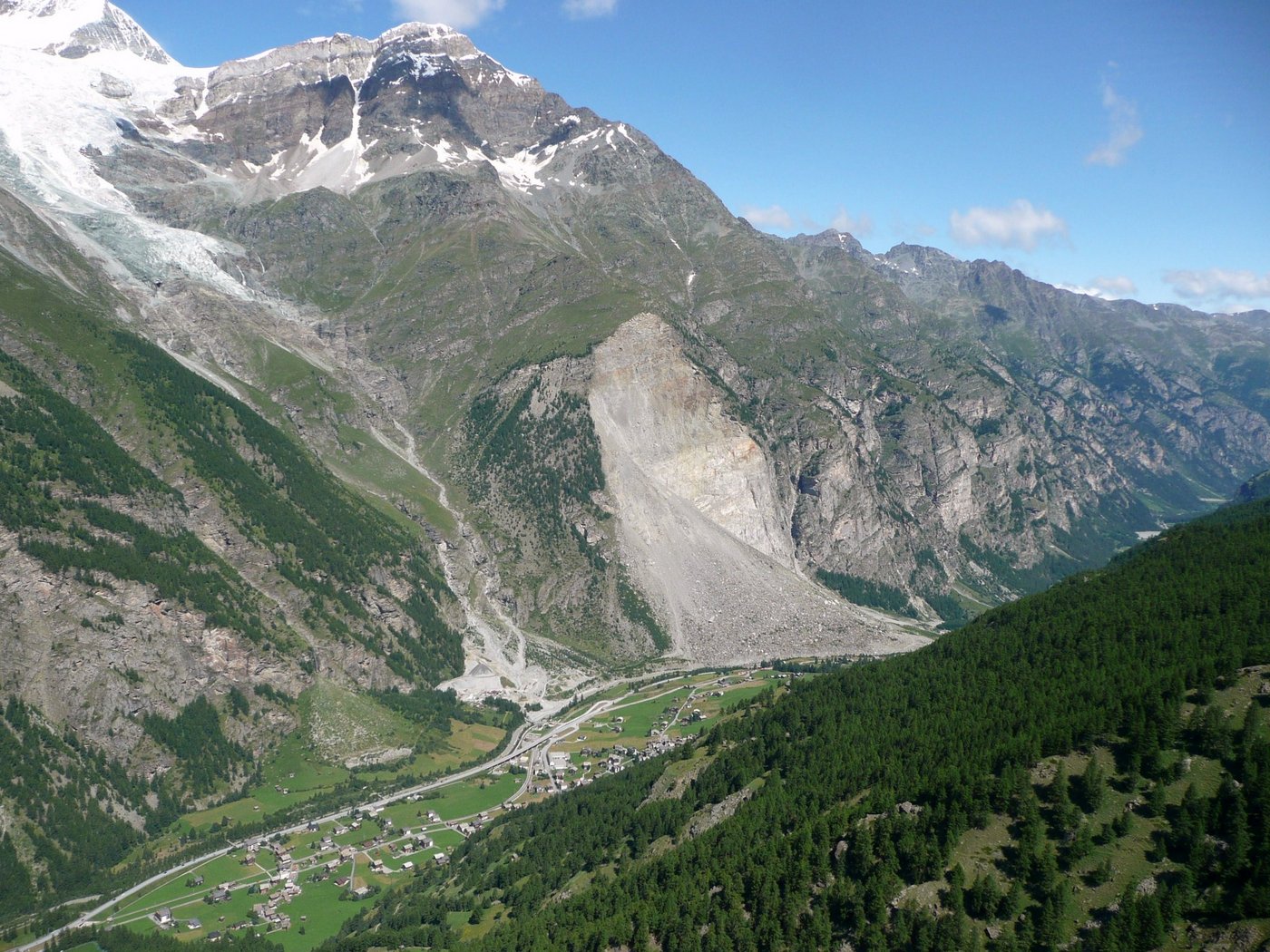30 Jahre nach der Katastrophe ist man mit modernster Technik vor weiteren Bergstürzen geschützt. (Bild Wandervogel, Wikipedia)