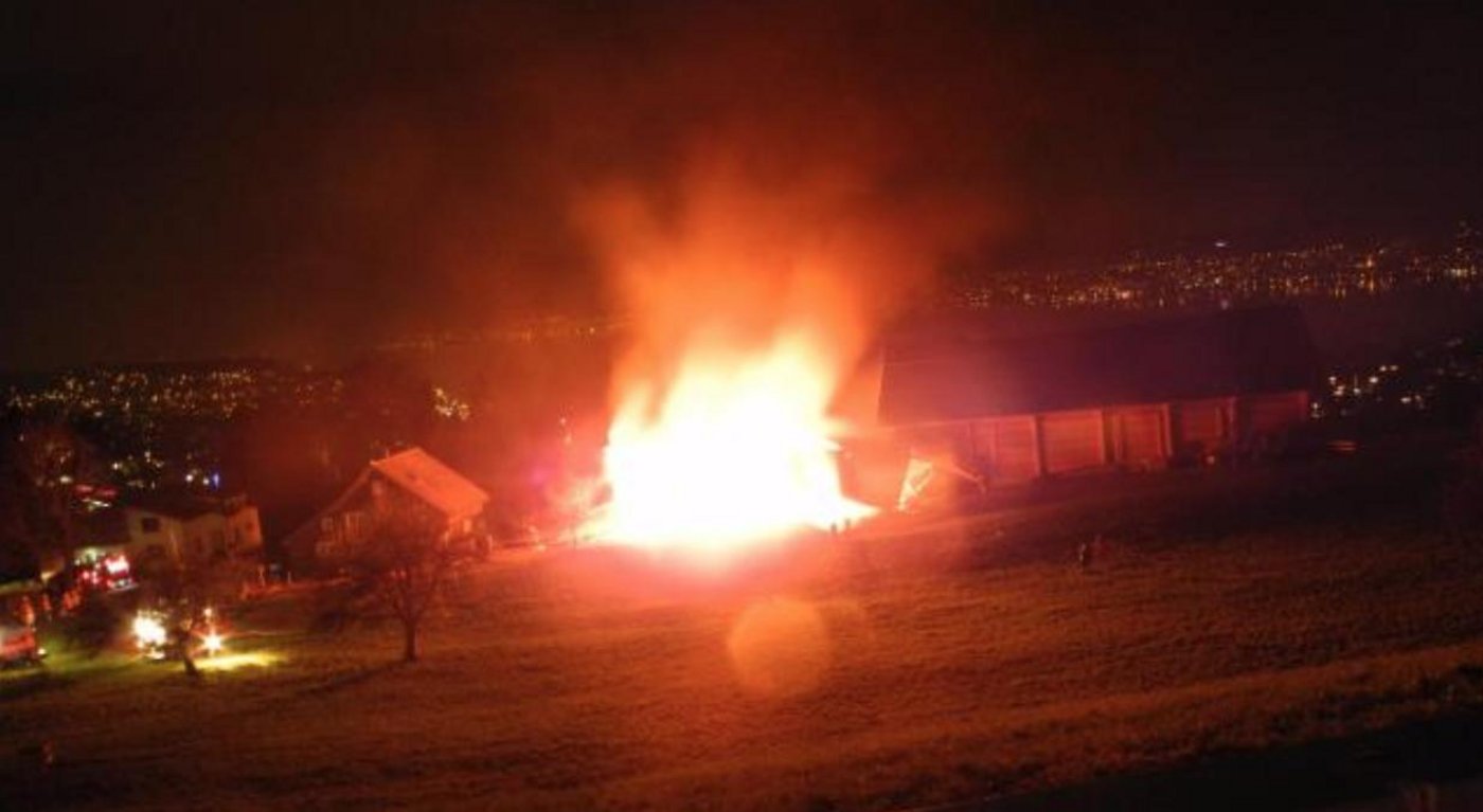 Die Remise steht in Vollbrand. Verletzt wurde niemand.  (Bild Kapo Schwyz)