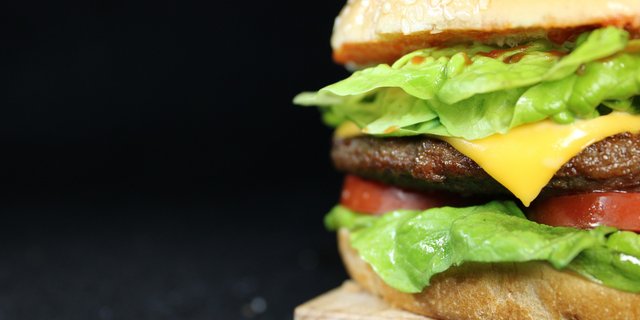 Burger King ersetzt ihre Rindfleischburger durch Burger mit Methan-reduziertem Fleisch. (Bild LordLuc/pixabay)